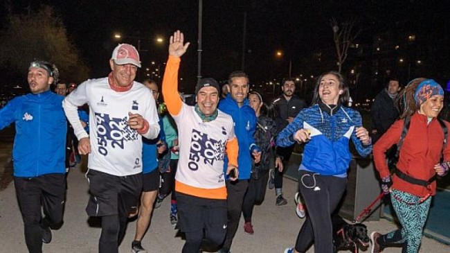 Başkan Soyer en uzun gecede İzmirlilerle birlikte koştu