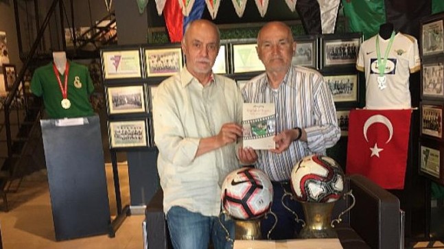 Avni Erboy, Akhisar Spor Müzesi’ne 100 kitap bağışladı