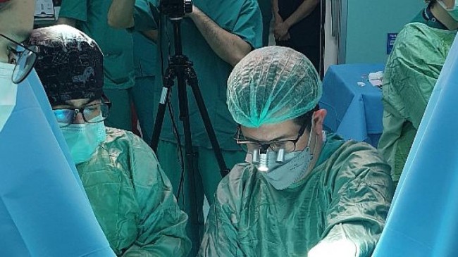 Avrupalı Ürologlar İzmirli doktorun koordinatörlüğünde canlı yayınlanan operasyona katıldı