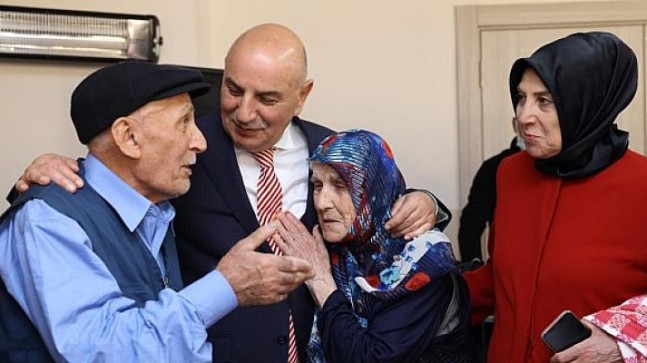 Başkan Altınok Huzurevinde Yaşlılarla Bayramlaştı