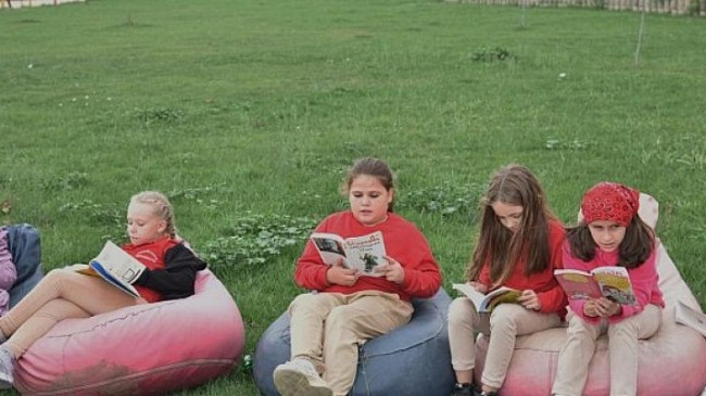 Mustafakemalpaşa’da Çocuklar Sokak Hayvanları İle Kitap Okudu