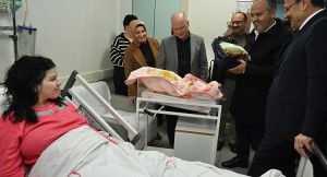 Alinur Aktaş yeni yıla 2023’ün ilk bebeğiyle girdi