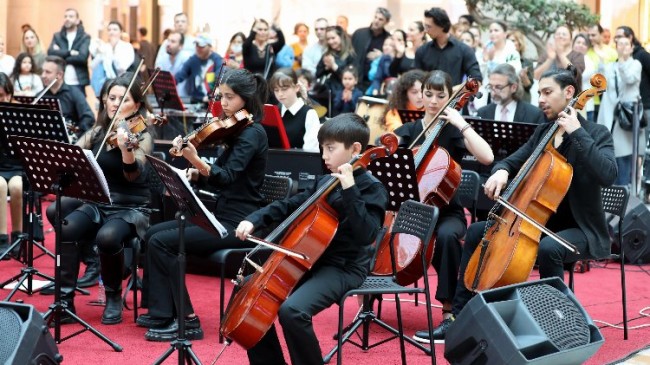 İzmir Narlıdere’de çocuk senfoni sanatseverleri büyüledi